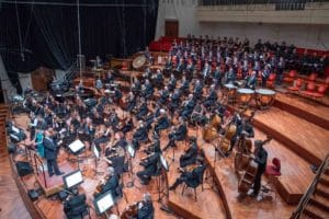 Stefano Fonzi con orchestra sinfonica rai